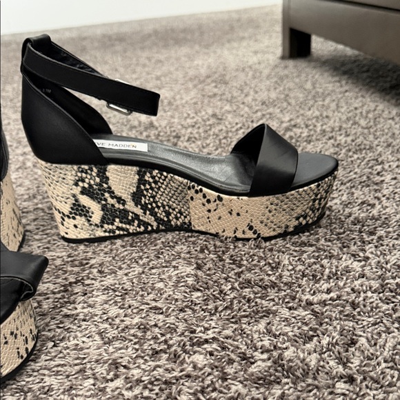 Steve Madden Elegant Black Sandals - Picture 2 of 3